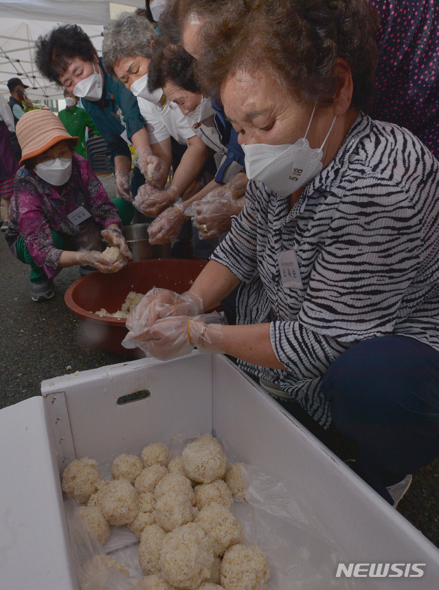 [광주=뉴시스] 변재훈 기자 = 제41주년 5·18민중항쟁기념행사위원회가 5·18 41주기를 이틀 앞둔 16일 오후 광주 서구 양동 행정복지센터에서 '주먹밥'을 만들어 나누는 기념 행사를 열고 있다. 항쟁 당시 양동시장 노점상인들이 41년 전 시민군에게 건넸던 주먹밥을 만드는 장면을 재현하고 있다. 2021.05.16. wisdom21@newsis.com