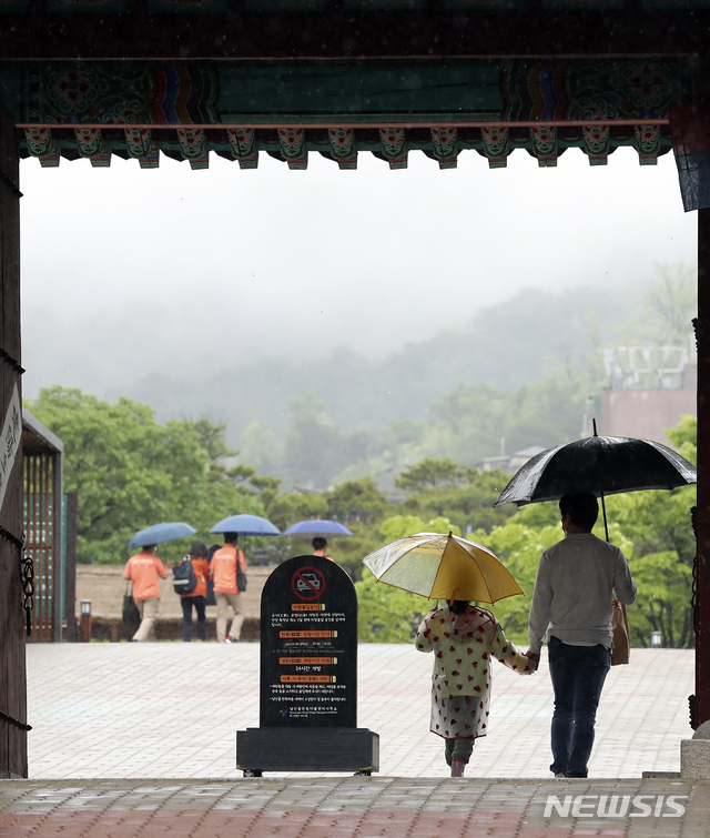 [서울=뉴시스]최진석 기자 = 주말 동안 전국에 비가 내리고 있는 16일 오전 서울 중구 남산골한옥마을에서 사람들이 우산을 쓴채 발걸음을 재촉하고 있다.  2021.05.16. myjs@newsis.com