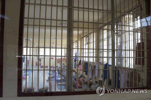 교정국 의료시설 내 야전병원에서 치료 중인 코로나19 환자 재소자들. 2021.5.8 [교정국 제공/AP=연합뉴스]