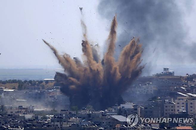 이스라엘의 공습으로 가자지구의 건물이 파괴되는 모습. [AP=연합뉴스 자료사진]