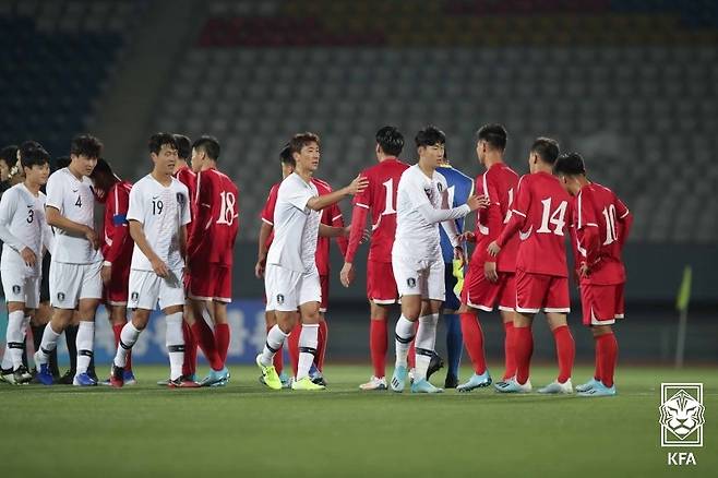 인사하는 남북 축구 국가대표팀 선수들 [대한축구협회 제공. 재판매 및 DB 금지]