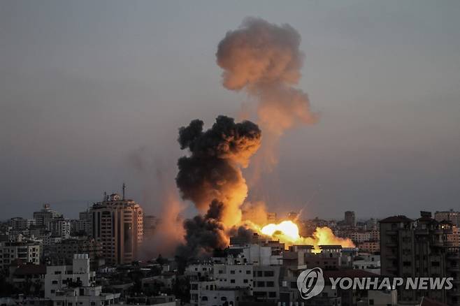 이스라엘 공습으로 화염과 연기 치솟는 가자지구 도심 (가자시티 신화=연합뉴스) 팔레스타인 자치 지역인 가자지구의 중심도시 가자시티 도심에서 14일(현지시간) 이스라엘군의 공습으로 화염과 연기가 하늘로 치솟고 있다.