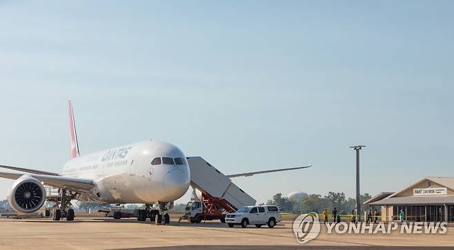 15일(현지시간) 호주 다윈 공항에 인도발 콴타스 항공의 여객기가 착륙했다. [EPA=연합뉴스자료사진. 재판매 및 DB금지.]