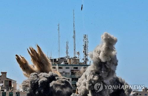 AP통신 등이 입주한 가자지구 건물이 이스라엘군의 공습을 받는 모습 [AFP=연합뉴스]