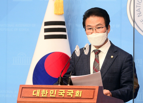 국민의힘 김용판 의원이 지난달 28일 국회 소통관에서 기자회견을 열고 당시 검찰 특별수사팀장이었던 윤석열 전 검찰총장에게 사과하라고 요구하고 있다. 〈사진=연합뉴스〉