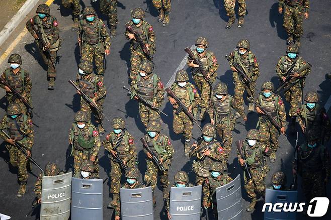 시위대들을 진압하기 위해 거리를 걷고 있는 미얀마 군인들. © 로이터=뉴스1 © News1 원태성 기자