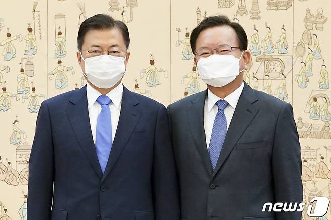 문재인 대통령(왼쪽)과 김부겸 신임 국무총리 2021.5.14/뉴스1 © News1 이광호 기자