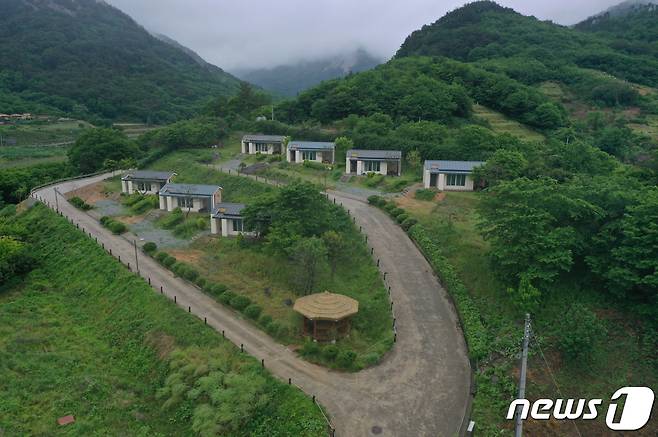 전북 순창군 섬진강 장군목 일대에 조성된 '예술인 마을' 전경.(순창군 제공)2021.5.17/© 뉴스1