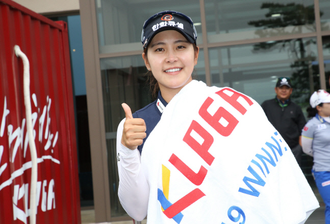 미녀 골퍼 김지현이 지난 2019년 두산 매치플레이 챔피언십에서 우승을 차지한 뒤 환하게 웃고 있다. 제공=KLPGA