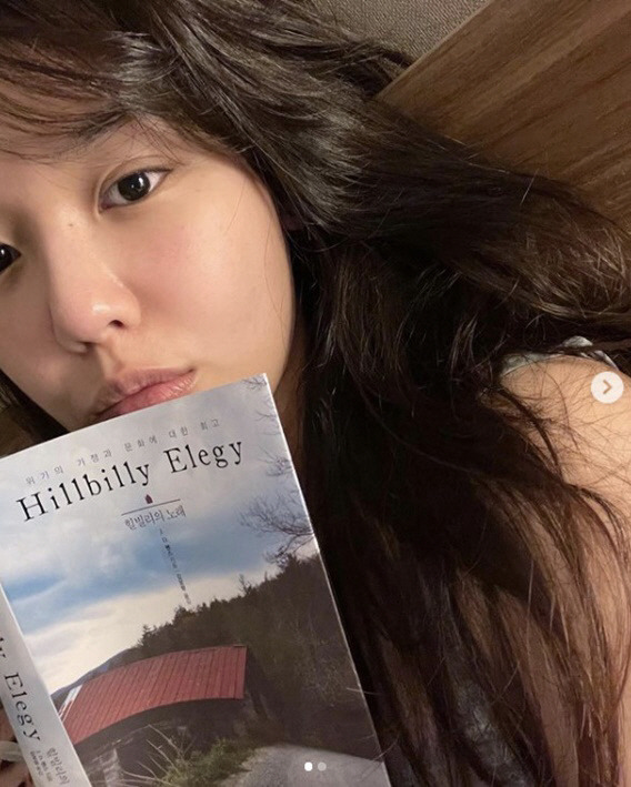 Actor Sooyoung from Girls Generation took a selfie with a natural stranger.Choi Sooyoung posted a picture on his instagram on the afternoon of the 17th with an article entitled #weekend reading # sleep.Choi Soo Young the public photo is reading on the weekend.Sooyoung, who does not sleep late at night, boasts a neat beauty in his hairstyle and attracts attention.Meanwhile, Sooyoung is in public with Actor Jung Kyung-ho.