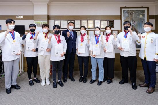 동의과학대학교 호텔조리영양학부 학생들이 ‘2021 제18회 서울 국제 푸드 앤 테이블웨어 박람회’에서 참가자 전원 수상했다.
