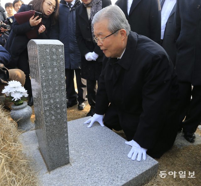 2016년 1월 31일 광주 5.18민주묘지를 찾은 김종인 더불어민주당 비상대책위원장이 묘역에서 무릎을 꿇고 참배하고 있다. 광주=박영철 기자