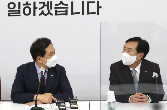 김기현 국민의힘 대표 권한대행 겸 원내대표가 17일 오전 서울 여의도 국회에서 김기문 중소기업중앙회장을 접견, 인사말을 하고 있다. 사진=박범준 기자