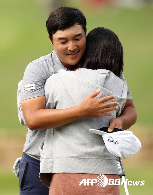 2021년 미국프로골프(PGA) 투어 AT&T 바이런 넬슨 골프대회 우승을 차지한 이경훈 프로와 그의 아내가 우승의 기쁨을 나누고 있다. 사진제공=ⓒAFPBBNews = News1