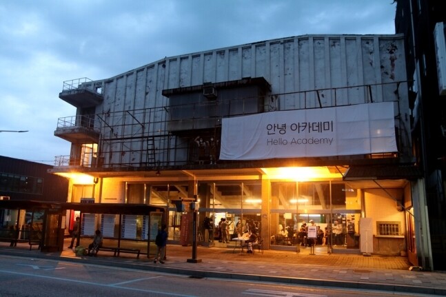 원형을 그대로 보존하고 있는 국내에서 가장 오래된 단관극장인 원주 아카데미극장의 모습. 원주영상미디어센터 제공