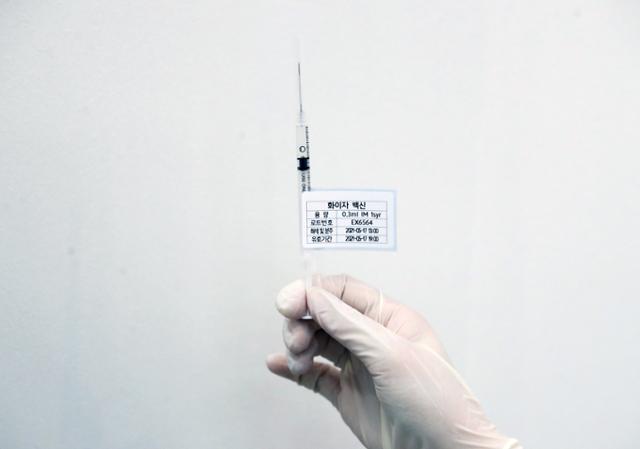17일 서울 용산구 신종 코로나바이러스 감염증(코로나19) 백신접종센터에서 의료진이 백신 접종 준비를 하고 있다. 뉴스1