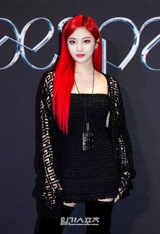 에스파(aespa)가 17일 오전 세 번째 싱글앨범 'Next Level' 발매 기념 기자간담회를 온라인으로 진행했다. 에스파(카리나, 윈터, 지젤, 닝닝) 멤버 닝닝이 포토타임에서 포즈를 취하고 있다. 〈사진=SM엔터테인먼트〉 김진경 기자 kim.jinkyung@jtbc.co.kr/2021.05.17/