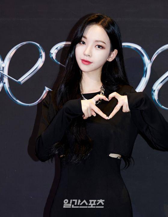 에스파(aespa)가 17일 오전 세 번째 싱글앨범 'Next Level' 발매 기념 기자간담회를 온라인으로 진행했다. 에스파(카리나, 윈터, 지젤, 닝닝) 멤버 카리나가 포토타임에서 포즈를 취하고 있다. 〈사진=SM엔터테인먼트〉 김진경 기자 kim.jinkyung@jtbc.co.kr/2021.05.17/
