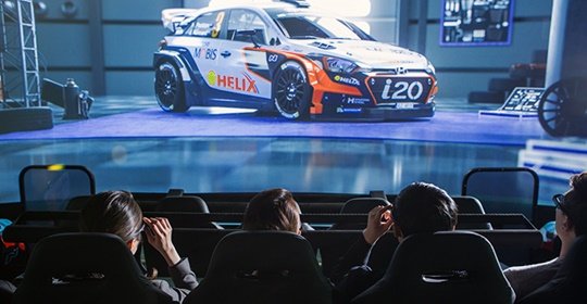 'Into the car' 전시로 자동차 제작 과정을 살핀 소중 학생기자단은 WRC 4D 체험을 통해 신나는 레이싱까지 즐겼다.