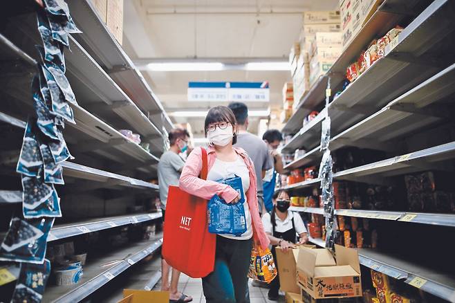 15일(현지시간) 대만 타이베이의 한 식료품점에서 시민이 물건들을 바라보고 있다. EPA=연합뉴스