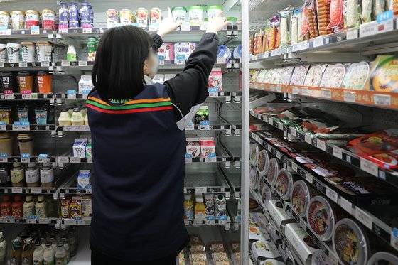 서울 시내 한 편의점에서 아르바이트생이 물건을 정리하고 있다. 뉴스1