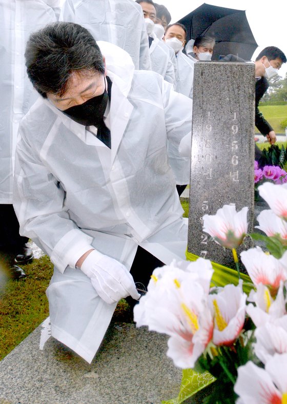 국민의힘 유승민 전 의원이 5·18민주화운동 41주기를 하루 앞둔 17일 광주 북구 운정동 국립 5·18민주묘지 내 박용준 열사 묘를 참배하고 있다.뉴시스