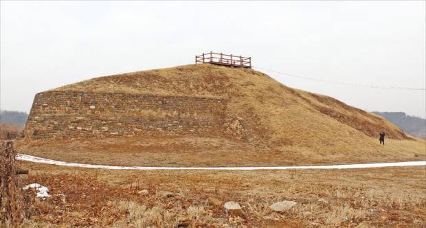 경기 연천군 임진강가에 세워진 고구려 강변방어체제 ‘호로고루성’. 서기 673년 당군과 호로하 전투를 벌인 곳이다.
