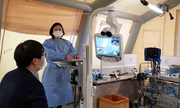 경기 고양시 명지병원이 코로나 확산 방지를 위해 운영하는 선별진료소에서 로봇을 이용한 원격 진료를 하는 모습 [사진=명지병원 제공]