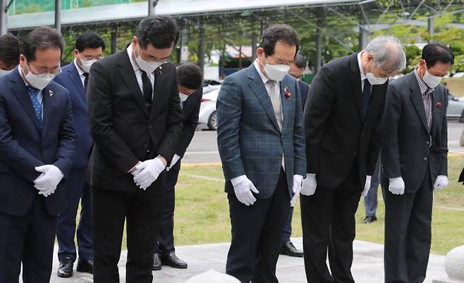 정세균 전 국무총리(가운데)가 17일 오후 전남 순천시 덕연동 여순항쟁위령탑을 찾아 희생자의 명복을 빌며 묵념하고 있다. 연합뉴스