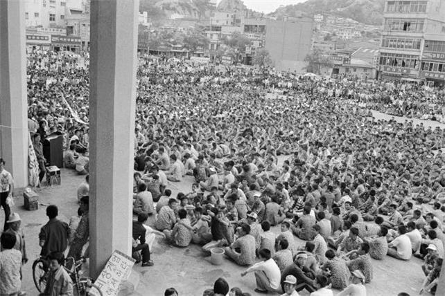 People gather in front of Mokpo Station in Mokpo, South Jeolla Province, May 24, 1980, in this photo taken by Norman Thorpe. (Culture Ministry)