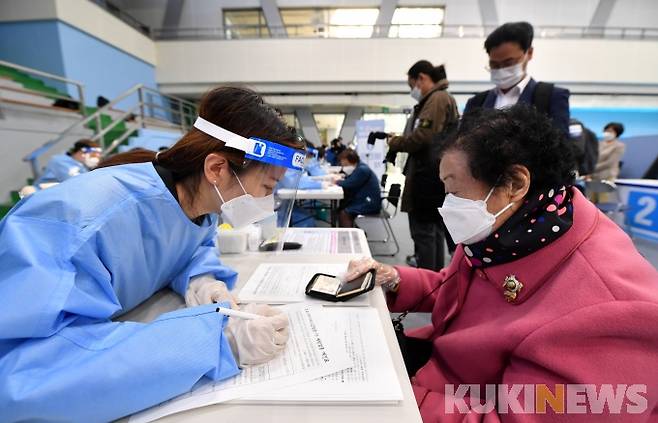 서울 송파구 거여동 송파체육문화회관에 마련된 예방접종센터에서 어르신이 예진표를 작성하고 있다. 2021.04.01 사진공동취재단