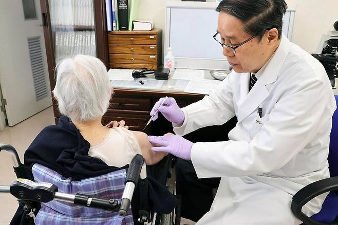 일본은 세계에서 고령화가 가장 많이 진행된 나라이지만 코로나19 백신 접종율은 1%뿐이다.  / 사진 = WSJ