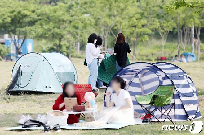 서울 반포한강공원에서 시민들이 나들이를 즐기고 있다. 사진=뉴스1