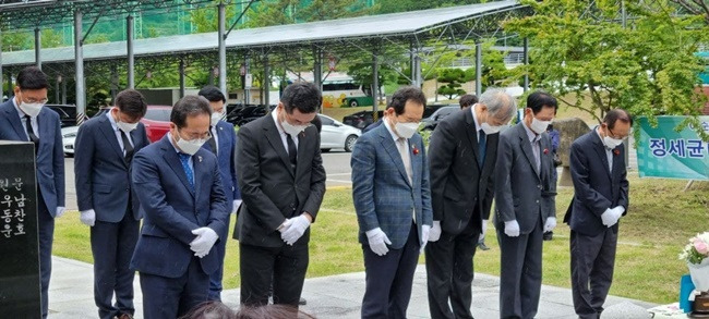 정세균 전 총리(가운데)와 소병철 국회의원, 허석 순천시장 등이 17일 여순항쟁위령탑을 참배하고 있다.