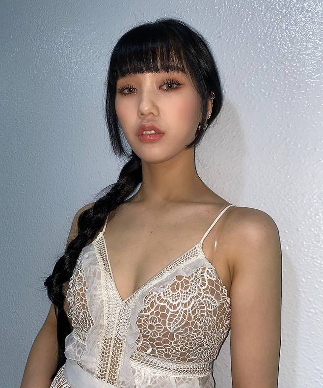 Group OH MY GIRL Mimi has unveiled its alluring beauty.On May 17, Mimi posted several photos on her instagram with an article entitled Would you like to run this week?Mimi, wearing a sleeveless one piece in the public photo, boasts an elegant atmosphere.Mimis charming visuals and youthful charms catch the eye.The netizens who watched the photos responded that they were too beautiful, daily picture, cute and attractive jackpot.Mimi, who made his debut with OH MY GIRL mini album OH MY GIRL in 2015, was loved by his solid ability and extraordinary presence.Mimi appealed for dizziness and vomiting, and she did not attend the media showcase of OH MY GIRLs eighth mini album Dear OHMYGIRL held on May 10, but later released a healthy appearance through SNS.On the other hand, Mimis group OH MY GIRL is actively performing with the title song Dun Dun Dance after the release of the mini 8th album Dear OHMYGIRL.