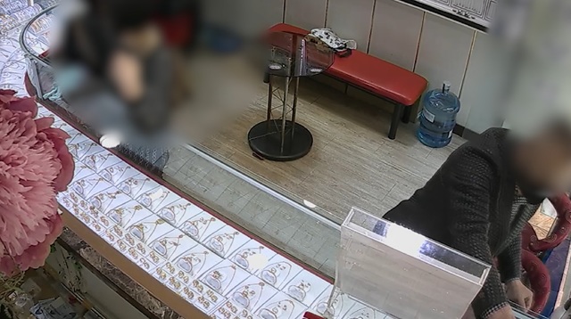 금은방 폐쇄회로(CC)TV에 촬영된 귀금속 절도 모습.(사진=대전경찰청 제공) *재판매 및 DB 금지