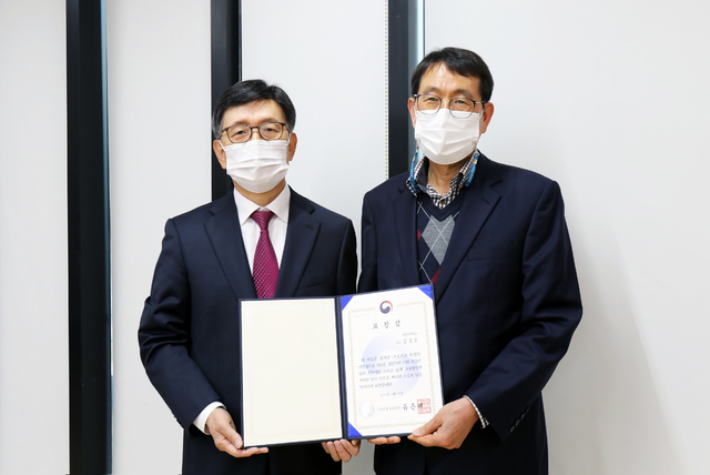 대전대 윤여표(왼쪽) 총장과 김갑동 교수 *재판매 및 DB 금지