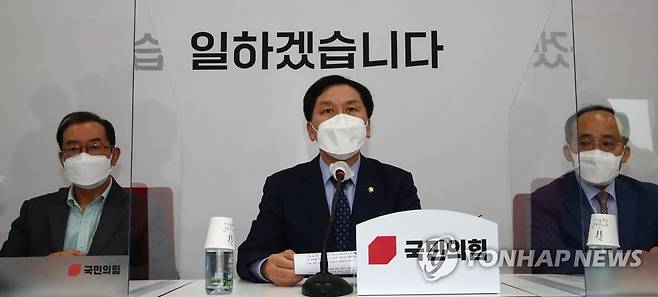 기자간담회하는 김기현 (서울=연합뉴스) 진성철 기자 = 국민의힘 김기현 당 대표 권한대행 겸 원내대표(가운데)가 16일 서울 여의도 국회에서 가진 기자간담회에서 발언하고 있다.  2021.5.16 zjin@yna.co.kr