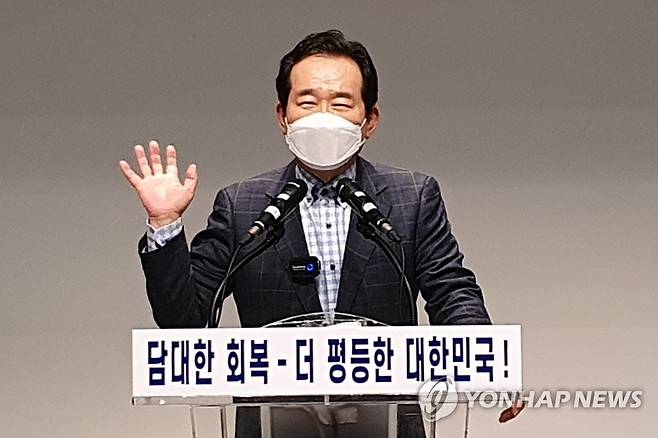 정세균 전 총리, 광주·전남서 2박3일 민심청취 더불어민주당 대권주자인 정세균 전 국무총리가 5월 16일 오후 전남 여수시 여수세계박람회장 소회의실에서 시민간담회를 하고 있다. [독자 제공. 재판매 및 DB 금지]