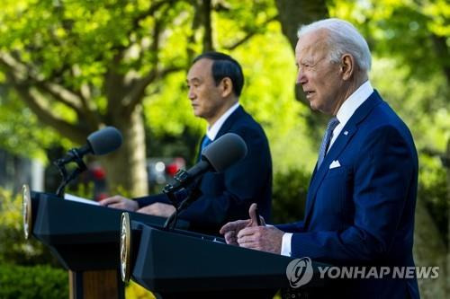 지난달 16일(현지시간) 백악관 로즈가든에서 공동 기자회견을 하는 조 바이든 미국 대통령과 스가 요시히데 일본 총리. [EPA=연합뉴스 자료사진]