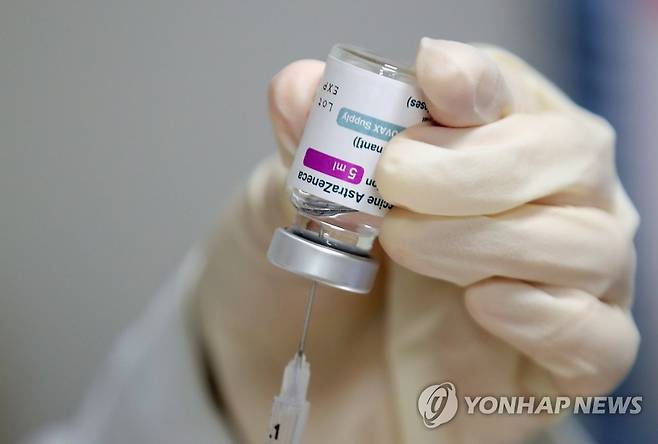 백신 접종 준비하는 의료진 [연합뉴스 자료 사진]