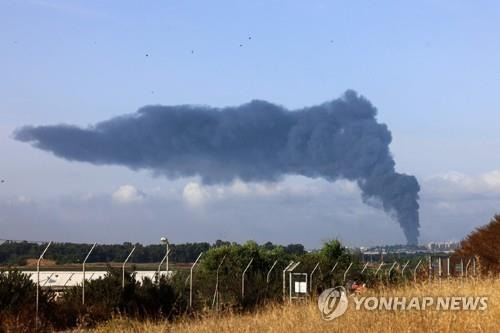 이스라엘의 공습 이후 가자지구에서 치솟는 검은 연기 [AFP=연합뉴스]