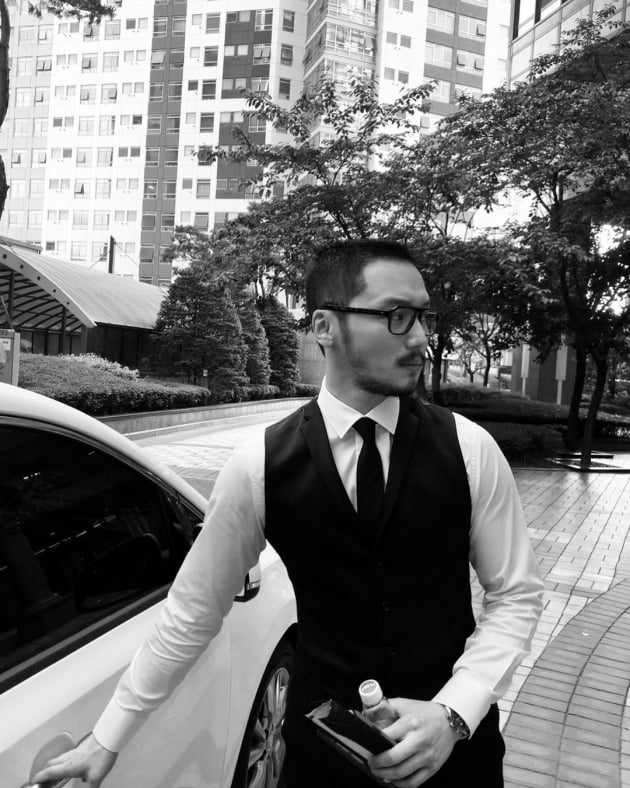 Actor Byun Yo-han showed off his masculine beauty with a changed Hair style.Byun Yo-han posted a picture on his Instagram on the 18th without any phrase.In the open black and white photo, Byun Yo-han is looking somewhere, his hand on the car door, his hair clearly shortened, pulling off the Sight.Byun Yo-han dressed in a suit and created an extraordinary charisma.The netizens who saw this responded hotly such as sexy, Feelings, short hair match, good-looking, Byun Yo-han tore a white statue.He appeared as a short hair style in the 57th Baeksang Arts Grand Prize held on the 13th and captured the Sight.Byun Yo-han appeared in the movie Asset Abo, which was released in March. Director Lee Jun-ik, who directed Asset Abo at the awards ceremony, won the grand prize.Byun Yo-han has sent a congratulatory message through his Instagram.a fairy tale that children and adults hear togetherstar behind photoℑat the same time as the latest issue