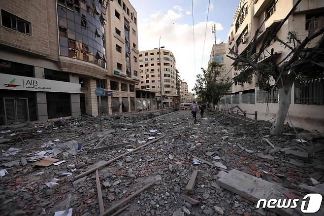 17일(현지시간) 팔레스타인 가자 시티에서 이스라엘 군의 공습으로 파손된 건물과 거리의 모습이 보이고 있다. © AFP=뉴스1