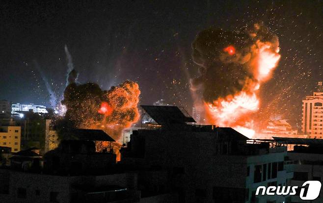 가자지구 팔레스타인 주민 거주지 건물이 2021년 5월 18일 이스라엘의 공격으로 불타는 모습.  © AFP=뉴스1