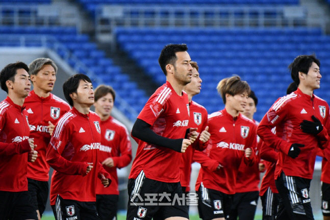 일본 축구대표팀 캡틴 요시다 마야(가운데)가 지난 3월24일 일본 요코하마 닛산스타디움에서 훈련하고 있다. 요코하마 | 강형기특파원