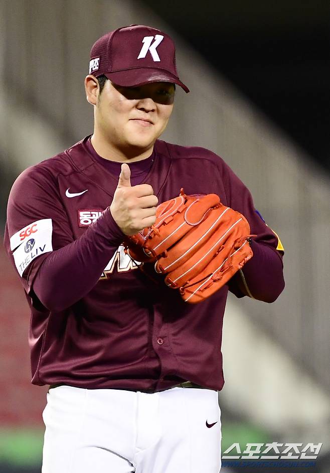 2021 KBO리그 두산베어스와 키움히어로즈의 경기가 12일  서울 잠실야구장에서 열렸다. 키움 선발 한현희가 두산 6회말 2사 1루에서 페르난데스를 땅볼 처리한 1루수 박병호를 향해 엄지를 치켜세우고 있다.   잠실=최문영 기자 deer@sportschosun.com /2021.05.12/