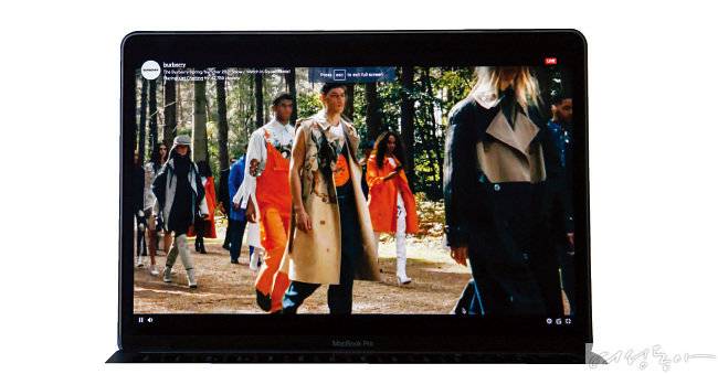 게임 생중계 사이트인 트위치(Twitch)에서 패션쇼를 공개한  버버리.