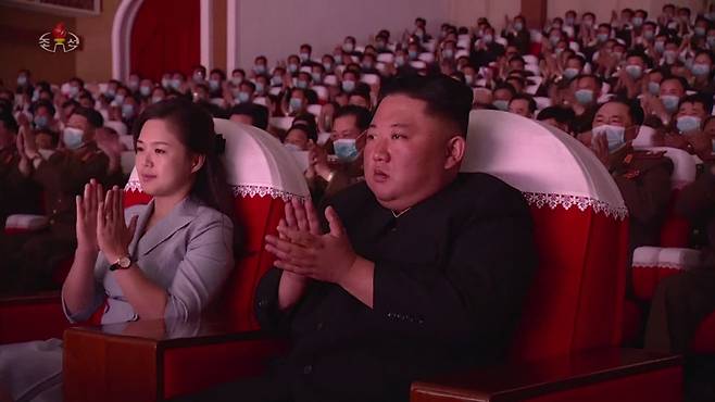 김정은 북한 국무위원장은 부인 리설주 여사와 함께 지난 5일 군인가족 예술소조 공연을 관람했다고 조선중앙TV가 6일 보도했다. 김 위원장과 리 여사가 공연을 보며 손뼉을 치고 있다.  [조선중앙TV 화면]