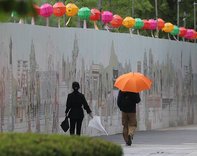 서울 시내에서 시민들이 우산을 쓰고 있다. /연합뉴스